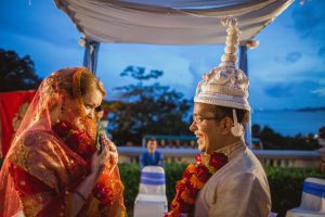 Couple doing bengali style wedding