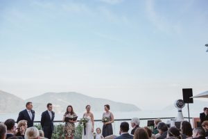 Couple getting married at a beautiul location